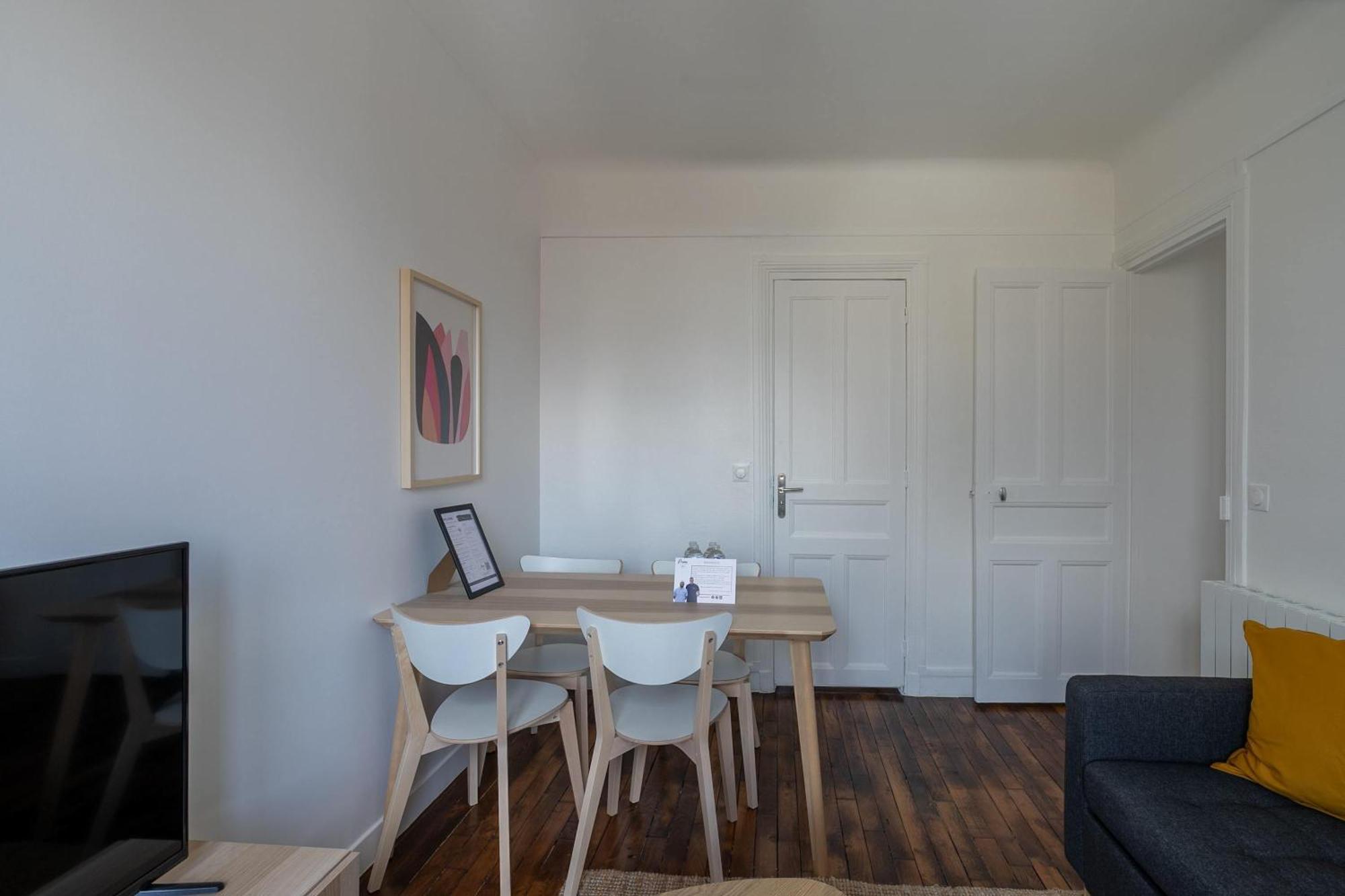 Le Dupont - Metro 13, 20 Min Champs-elysees Apartment Asnieres-sur-Seine